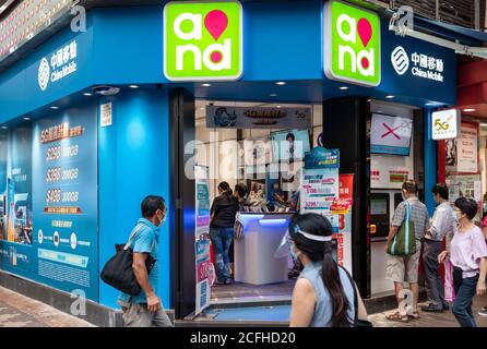 Hongkong, China. September 2020. Fußgänger gehen am chinesischen staatlichen Telekommunikationsunternehmen China Mobile Store in Hongkong vorbei. Kredit: Budrul Chukrut/SOPA Images/ZUMA Wire/Alamy Live Nachrichten Stockfoto