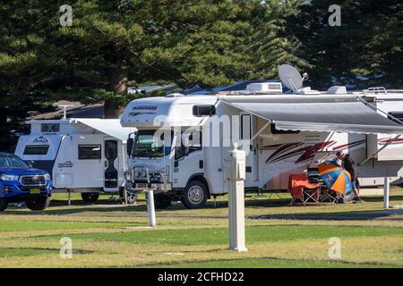 Australischer Campingplatz in Sydney am Strand von Narrabeen, mit Camper und winnebago Fahrzeugen,Sydney,Australien Stockfoto