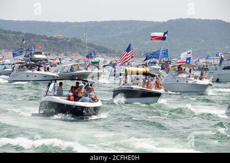 Lakeway, Texas USA 5. September 2020: Eine Bootsparade, um die Unterstützung für US-Präs. Donald Trump zu zeigen, zog Hunderte von Wasserfahrzeugen aller Größen an, die meisten von ihnen mit mehreren Trump Flaggen. Mehrere Boote wurden in den riesigen Wachen überschwemmt, die von der Flottille aufgeworfen wurden, aber es wurden keine Verletzungen gemeldet. Quelle: ©Bob Daemmrich/Alamy Live News Stockfoto