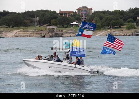 Lakeway, Texas USA 5. September 2020: Bootsfahrer fliegen Flaggen Unterstützung US-Präsident Donald Trump nimmt an einer Pro-Trump-Boot-Parade, die Hunderte von Wasserfahrzeugen aller Größen angezogen. Mehrere Boote wurden von den riesigen Wellen überschwemmt oder versenkt, die von den Wachen der Flottille aufgeworfen wurden, aber es wurden keine Verletzungen gemeldet. Kredit: Bob Daemmrich/Alamy Live Nachrichten Stockfoto