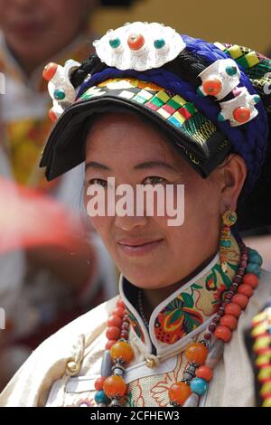 Nahaufnahme einer Qiang Tibeterin in traditioneller Tracht, Dorf Zhoukeji, in der Nähe von Maerkang, Sichuan, China 1st. Juli 2006 Stockfoto