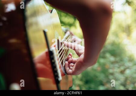 Frauen Hände spielen akustische Gitarre haben Spaß im Freien, Nahaufnahme. Stockfoto