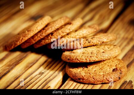 Haferkekse auf altem Holztisch Stockfoto