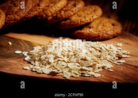 Haferkekse auf altem Holztisch Stockfoto
