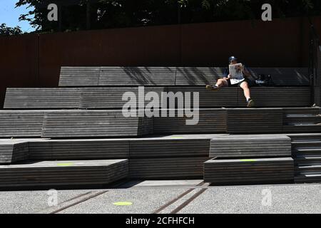 New York City, USA. September 2020. Ein Mann sitzt und liest eine Zeitung in der kürzlich eröffneten erweiterten Sektion des High Line Park, New York, NY, 5. September 2020. Der High Line Park erweiterte den Parkzugang zur 30th Street, nachdem er vor kurzem für Besucher mit mehreren Einschränkungen wieder geöffnet wurde, einschließlich der Anmeldung für ein Zeitfenster mit einem Abstand von 15 Minuten, Einfahrt nur durch die Gansevoort Street, nur auf einem Einbahnweg mit sozialen Distanzmarkierungen und Ausfahrt an der 23rd Street. (Anthony Behar/Sipa USA) Quelle: SIPA USA/Alamy Live News Stockfoto