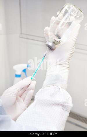 Nahaufnahme Foto reseacher bereitet die Injektion. Stockfoto