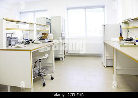 Modernes Interieur des biologischen Laboratoriums im Forschungszentrum Stockfoto