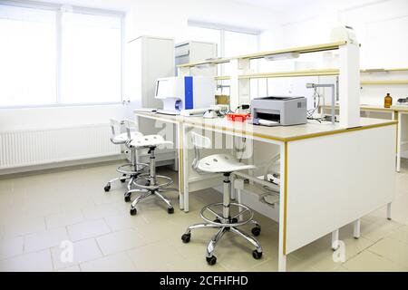 Modernes Interieur des biologischen Laboratoriums im Forschungszentrum Stockfoto