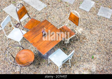 Tisch und Stuhl sind im Café im Freien. Draufsicht Stockfoto