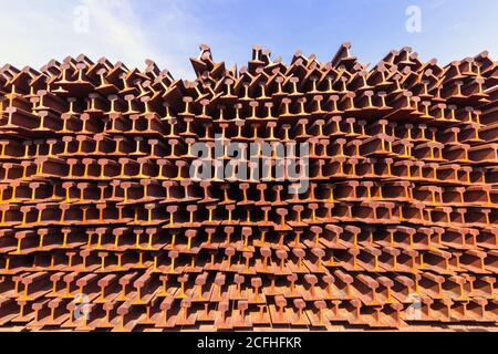 Metallrahmen H-Träger oder Balken in rot-orange Farbe auf der Baustelle. Stockfoto