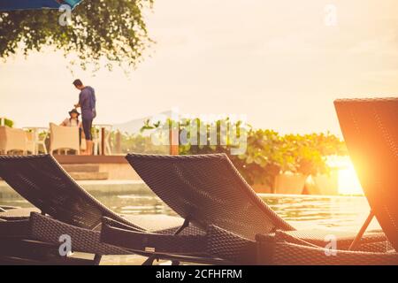 Wunderschöner Luxus Hotel Swimmingpool mit Sonnenuntergangsszene Hintergrund. Stockfoto