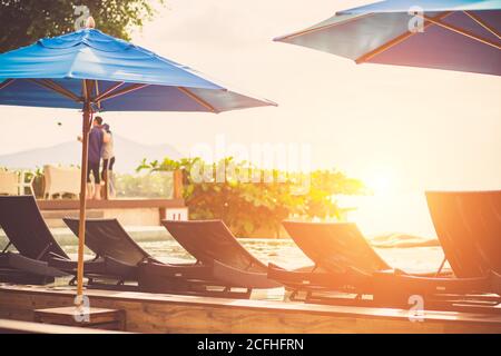 Wunderschöner Luxus Hotel Swimmingpool mit Sonnenuntergangsszene Hintergrund. Stockfoto