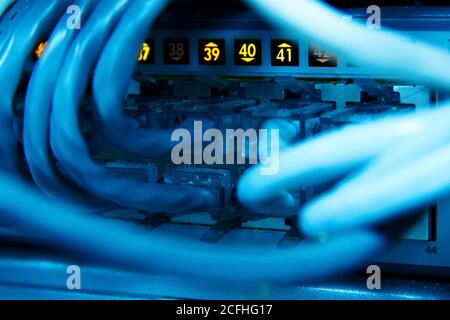 Supercomputer mit Kabeln und Lampen Stockfoto