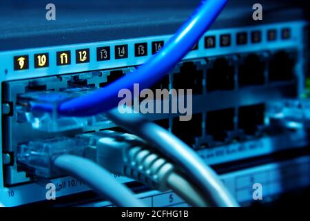 Supercomputer mit Kabeln und Lampen Stockfoto