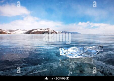Eisscholle auf dem Eisfeld. Winter Baikal Stockfoto