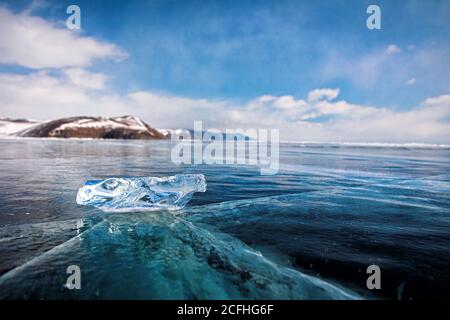 Eisscholle auf dem Eisfeld. Winter Baikal Stockfoto