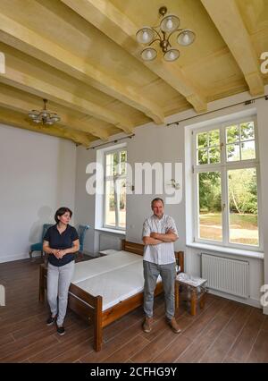 Biesendahlshof, Deutschland. August 2020. Joanna Martis und ihr Geschäftspartner Adam Roslewski stehen in einem Raum im renovierten Schloss Biesendahlshof. Eine polnische Krankenschwester verliebt sich in ein leeres Schloss in der Uckermark. Sie kauft und renoviert es, um es zu einem Zuhause für Senioren zu machen. Doch der deutsche Rechtsdschungel stellt sie vor unerwartete Herausforderungen. (To dpa 'Polin woman renovates Castle in the Uckermark') Quelle: Patrick Pleul/dpa-Zentralbild/dpa/Alamy Live News Stockfoto