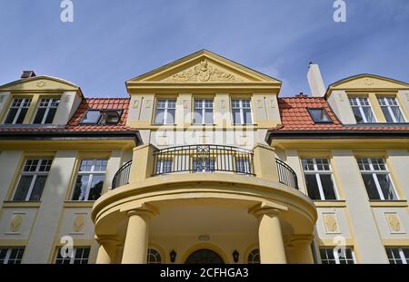 Biesendahlshof, Deutschland. August 2020. Das renovierte Schloss Biesendahlshof. Eine polnische Krankenschwester verliebt sich in ein leeres Schloss in der Uckermark. Sie kauft und renoviert es, um es zu einem Zuhause für Senioren zu machen. Doch der deutsche Rechtsdschungel stellt sie vor unerwartete Herausforderungen. Quelle: Patrick Pleul/dpa-Zentralbild/ZB/dpa/Alamy Live News Stockfoto