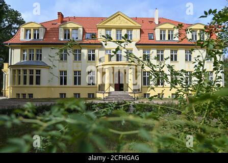 Biesendahlshof, Deutschland. August 2020. Das renovierte Schloss Biesendahlshof. Eine polnische Krankenschwester verliebt sich in ein leeres Schloss in der Uckermark. Sie kauft und renoviert es, um es zu einem Zuhause für Senioren zu machen. Doch der deutsche Rechtsdschungel stellt sie vor unerwartete Herausforderungen. (To dpa 'Polin woman renovates Castle in the Uckermark') Quelle: Patrick Pleul/dpa-Zentralbild/ZB/dpa/Alamy Live News Stockfoto