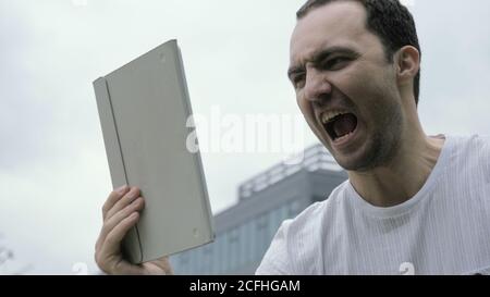Verrückt und verrückt werden, Psycho und Aggression. Mann schrie so an Stockfoto
