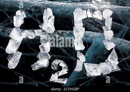 Chemische Formel des Wassers, die H2O aus Eis am Baikalsee Winter zugefroren Stockfoto