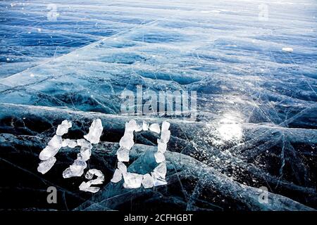 Chemische Formel des Wassers, die H2O aus Eis am Baikalsee Winter zugefroren Stockfoto