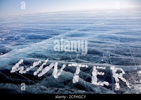 Eisfläche auf Winter baikal. Weitwinkelaufnahme Stockfoto