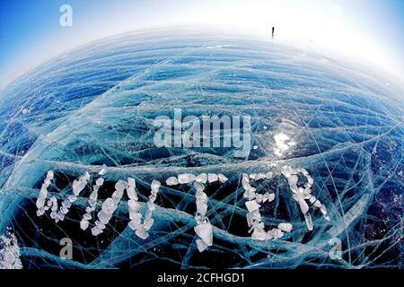 Eisfläche auf Winter baikal. Weitwinkelaufnahme Stockfoto