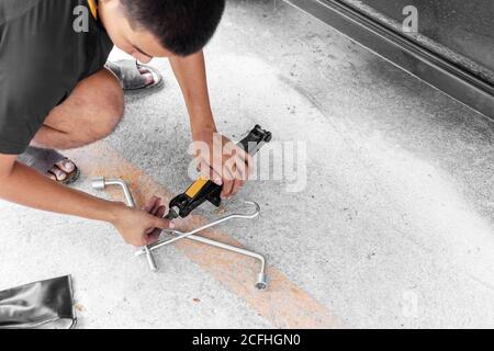 Autoreifen zur Wartung in der Garage mit hydraulischem Wagenheber gewechselt - Auto-Wartungskonzept Stockfoto