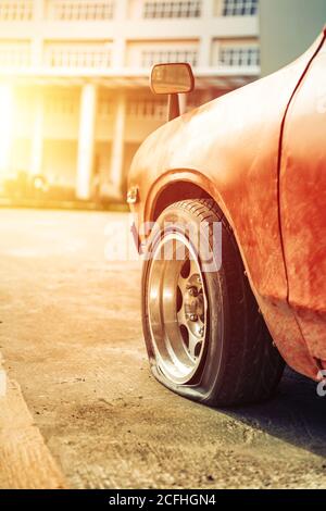 Auto Rad Platten Reifen auf der Straße in der Stadt. Stockfoto