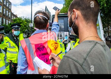 KENNINGTON, LONDON/ENGLAND - 5. September 2020: Protestierende des Extinction Rebellion, die während des Protestes des „Leuchtschiffs Greta“ verhaftet wurden Stockfoto