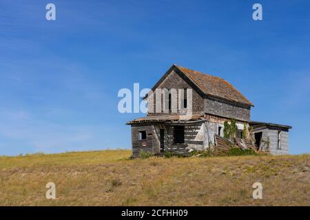 Ein altes verlassenes Haus auf den Prärien im ländlichen Saskatchewan, Kanada. Stockfoto