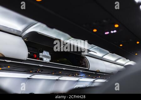 Gepäck im obersten Regal im Flugzeug Stockfoto