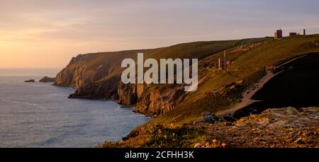 Blick nach Norden von der Klippe über Chapel Porth in Richtung des historischen Wheal Coates Pumpenhaus, Cornwall, England, Großbritannien Stockfoto