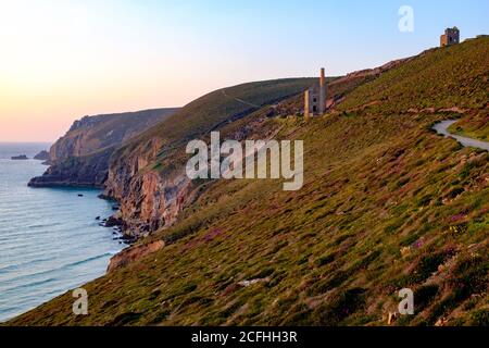 Blick nach Norden von der Klippe über Chapel Porth in Richtung des historischen Wheal Coates Pumpenhaus, Cornwall, England, Großbritannien Stockfoto