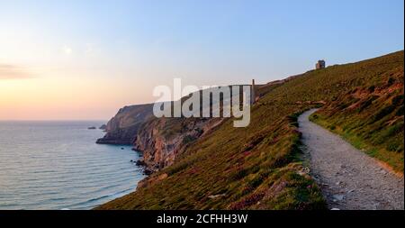 Blick nach Norden von der Klippe über Chapel Porth in Richtung des historischen Wheal Coates Pumpenhaus, Cornwall, England, Großbritannien Stockfoto