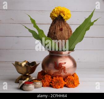 Kupfer kalash mit Kokos- und Mangoblatt mit haldi Kumkum, Diya und Blumenschmuck. Unverzichtbar in hinduistischer Puja. Stockfoto