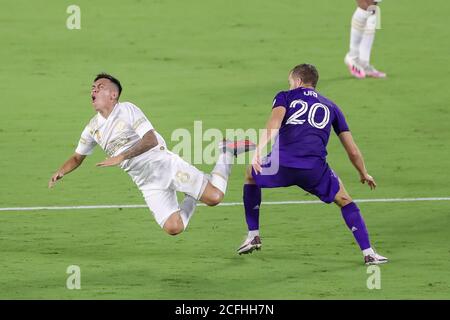 5. September 2020: Der Atlanta United Mittelfeldspieler EZEQUIEL BARCO (8) wird am 5. September 2020 beim Spiel Orlando City gegen Atlanta United im Exploria Stadium in Orlando, FL, vom Orlando City Mittelfeldspieler ORIOL ROSELL (20) gestolpert. Quelle: Cory Knowlton/ZUMA Wire/Alamy Live News Stockfoto