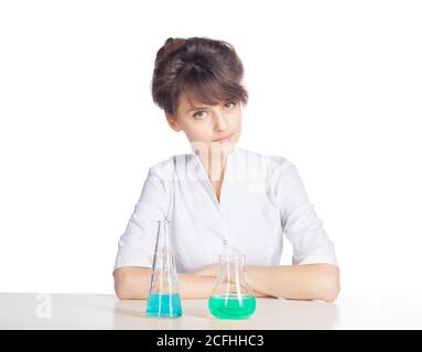 Junge schöne kaukasische weibliche Arzt isoliert auf weißem Hintergrund Stockfoto