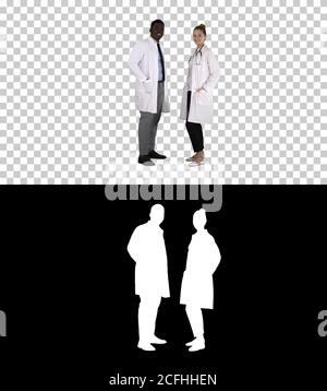 Zwei kaukasische und afroamerikanische lächelnde Ärzte, die in die Kamera schauen, Alpha Channel Stockfoto