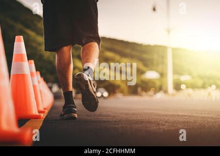 Mann, der auf der Straße läuft. Stockfoto