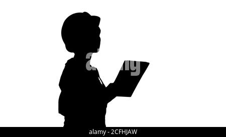 Silhouette Frau Bauingenieur Blick auf Tablette und Überprüfung Objekt. Stockfoto