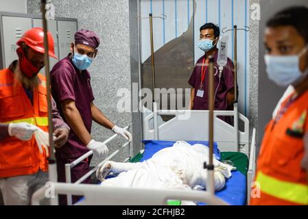 Dhaka, Bangladesch. September 2020. (ANMERKUNG DER REDAKTION: Bild zeigt den Tod) Krankenhauspersonal wartet auf den Aufzug, um einen Toten von der postoperativen Station in die Leichenhalle zu bringen. Am 4. September ereignete sich in der Moschee von Narayanganj, Bangladesch, eine schwere Explosion. Die Explosion wird als Gasexplosion vermutet und die Opfer werden derzeit im Sheikh Hasina National Institute for Burn and Plastic Surgery eingewiesen, 37 werden ins Krankenhaus gebracht und 20 von ihnen sind gestorben andere kämpfen mit lebensbedrohlichen Verbrennungen. Kredit: SOPA Images Limited/Alamy Live Nachrichten Stockfoto