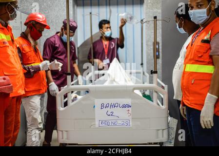 Dhaka, Bangladesch. September 2020. (ANMERKUNG DER REDAKTION: Bild zeigt den Tod) Krankenhauspersonal wartet auf den Aufzug, um einen Toten von der postoperativen Station in die Leichenhalle zu bringen. Am 4. September ereignete sich in der Moschee von Narayanganj, Bangladesch, eine schwere Explosion. Die Explosion wird als Gasexplosion vermutet und die Opfer werden derzeit im Sheikh Hasina National Institute for Burn and Plastic Surgery eingewiesen, 37 werden ins Krankenhaus gebracht und 20 von ihnen sind gestorben andere kämpfen mit lebensbedrohlichen Verbrennungen. Kredit: SOPA Images Limited/Alamy Live Nachrichten Stockfoto