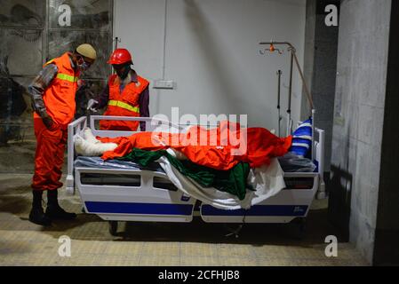 Dhaka, Bangladesch. September 2020. (ANMERKUNG DES HERAUSGEBERS: Bild zeigt den Tod) EINE Leiche, die vor der Leichenhalle gesehen wird. Am 4. September ereignete sich in der Moschee von Narayanganj, Bangladesch, eine schwere Explosion. Die Explosion wird als Gasexplosion vermutet und die Opfer werden derzeit im Sheikh Hasina National Institute for Burn and Plastic Surgery eingewiesen, 37 werden ins Krankenhaus gebracht und 20 von ihnen sind gestorben andere kämpfen mit lebensbedrohlichen Verbrennungen. Kredit: SOPA Images Limited/Alamy Live Nachrichten Stockfoto