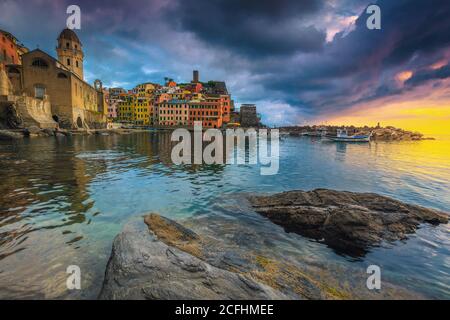 Spektakuläre bunte Gebäude mit fantastischem Hafen von Vernazza Touristenort. Malerische Wolken und Sonnenuntergang über Vernazza, Cinque Terre, Ligurien, I Stockfoto