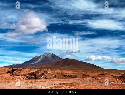 Landschaftlich schöner Blick auf den Vulkan Ollague Massiver Stratovulkan an der Grenze zwischen Bolivien und Chile. Unwirkliche Anden vulkanische Berglandschaft im Andenreservat. Stockfoto