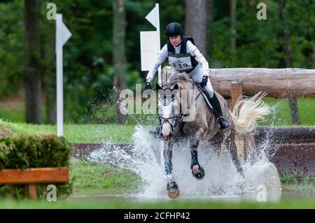 Raeford, North Carolina, USA. September 2020. SYDNEY ELLIOTT Riding Commando D'Osthuy tritt im Cross-Country bei den Five Points Horse Trials im Carolina Horse Park an. Die Pferdeprüfung besteht aus drei verschiedenen Prüfungen Dressur, Cross-Country und Springen, die in der Regel an einem oder zwei Tagen. Quelle: Timothy L. Hale/ZUMA Wire/Alamy Live News Stockfoto