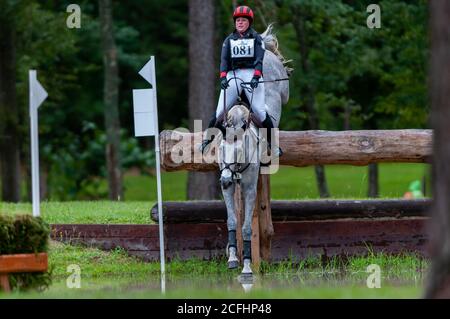 Raeford, North Carolina, USA. September 2020. ANDI LAWRENCE reitet Cooley Northern Mist tritt im Langlauf bei den Five Points Horse Trials am 5. September 2020 im Carolina Horse Park in Raeford, N.C. an Die Pferdeprüfung besteht aus drei verschiedenen Prüfungen - Dressur, Cross-Country und Springreiten, die in der Regel an einem oder zwei Tagen. Die Teilnehmer müssen während jeder Veranstaltung das gleiche Pferd reiten. Die Five Points Horse Trials ziehen Reiter und ihre Pferde aus dem Osten der Vereinigten Staaten an. Quelle: Timothy L. Hale/ZUMA Wire/Alamy Live News Stockfoto