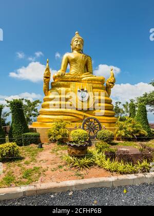 Phuket, Thailand - 29. November 2019: Goldene Buddha-Statue neben dem Großen Buddha in Phuket, Thailand. Stockfoto